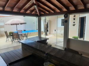 Casa agradável com área externa e piscina