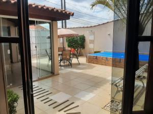 Casa agradável com área externa e piscina