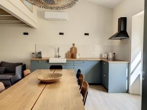 Maison Luxe 4 chambres - Patio - Climatisation - 10 minutes à pied du Pont dAvignon