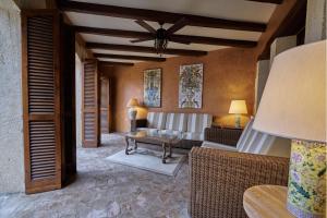 The Corner House of Altafulla - A Stroll from the Beach, in the Heart of the Old Town