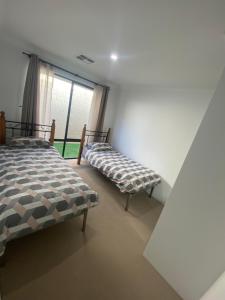 Corporate Executive Modern 5bedroom Family friendly home - Disabled Access & Disability Modified