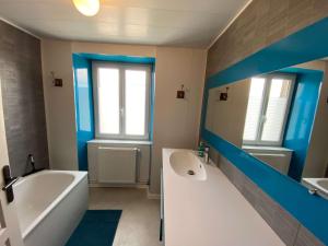 Maisons de vacances Auberge St-Vincent 35pers SPA Billard Baby-foot : photos des chambres