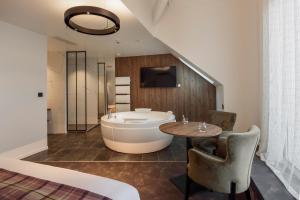 Hotels Logis Hotel Parenthese, Restaurant & Spa : Chambre Double Deluxe avec Baignoire