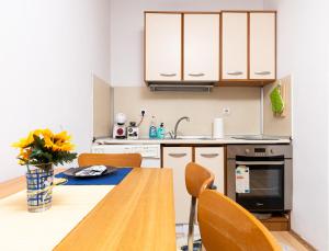 Lovely 1BD Apartment close to the Summer Theatre by Flat Mаnager