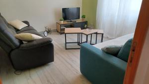 Appartements APPARTEMENT, LA ROUTE DES GRANDES ALPES , 8 couchages, GARAGE pour motards, cyclistes, POSSIBILITE de studios supplementaires, si plus de 8 personnes : photos des chambres