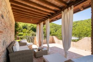 Country house with pool and outbuilding Fivizzano by VacaVilla