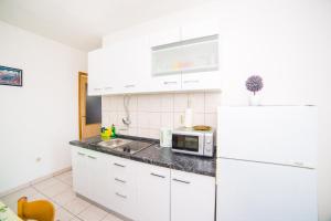 Apartment with sea view close to the beach