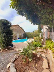 Maisons de vacances La maisonnette avec SPA et piscine : photos des chambres