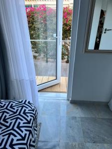 Little Paradise close to La Sala in Puerto Banus quiet