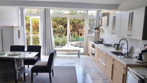 Little Paradise close to La Sala in Puerto Banus quiet