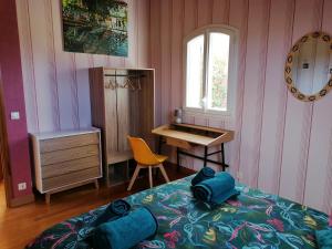 Maisons de vacances Grande maison , jardin,flipper,babyfoot, ping pong, 1 km mer, proche golf, Port en Bessin, Bayeux et plages du debarquement, adaptee enfants : photos des chambres