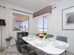 Villa Benedicte sea view, heated pool, bedroom AC, WiFi, SKY, short walk to Puerto del Carmen