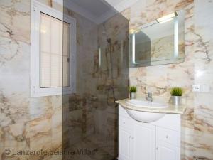 Villa Benedicte sea view, heated pool, bedroom AC, WiFi, SKY, short walk to Puerto del Carmen