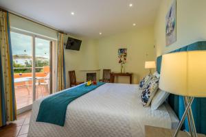 Studio with Balcony and Sea View (2 Adults) room in Canavial I & II Apartamentos