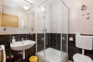 Apartments by the sea Duce, Omis - 16877