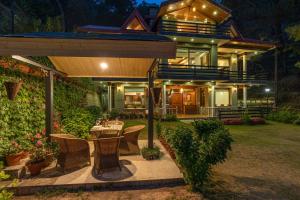 StayVista at Floradale W Jacuzzi & Wood-Fire Pizza