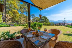 StayVista at Floradale W Jacuzzi & Wood-Fire Pizza