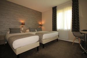 Hotels Logis Hotel Lodge La Valette : Chambre Triple