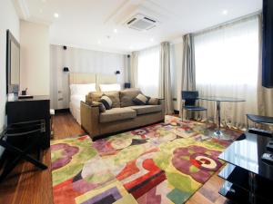 Studio Apartment room in 130 Queen's Gate Apartments