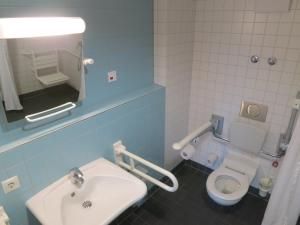 Triple Room with Private Bathroom room in HI Munich Park Youth Hostel