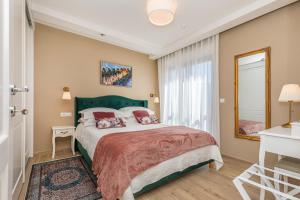 Three Musketeers Apartments 