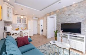 Three Musketeers Apartments 