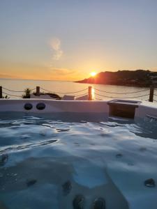 Villas villa pieds dans l'eau avec acces mer et jacuzzi : photos des chambres