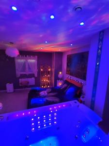 B&B / Chambres d'hotes Loft avec Baignoire SPA LEcrin Romantique : photos des chambres