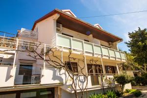 Apartment Mario with Terrace and Sea View