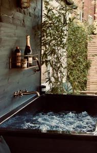 Ashford House 2 bedroom Apartment outdoor bathing tub