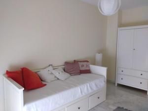 Magnífico apartamento en El Pto de Sta María, Sólo familias o parejas, no aceptamos grupos de jóvenes ni celebraciones, tiene AA, piscina, zona niños y padel