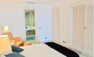 Frontline sea in the center of Puerto Banus.2bedrooms -Garden