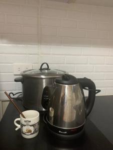 Minimalist 1 Bedroom in Alabang near Molito and ATC with WiFi & Netflix m