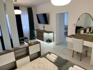 La Luna Premium Deluxe Apartment with Free Jacuzzi, Bikes & Covered Parking - Našice