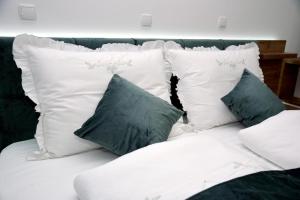 La Luna Premium Deluxe Apartment with Free Jacuzzi, Bikes & Covered Parking