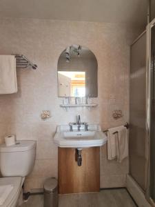 Hotels Hotel des Cevennes : Chambre Triple