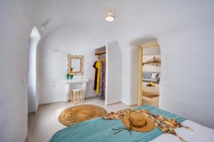 Mystagoge Retreat with subterranean pooljacuzzi