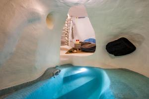 Mystagoge Retreat with subterranean pooljacuzzi