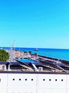 Apart. Port Arenal con terraza y piscina