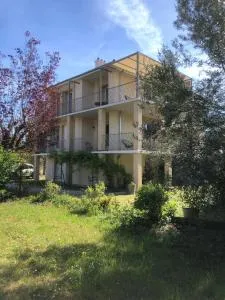 Condrieu appartement 1er (Condrieu et parking voiture vélo 2 ème étage)