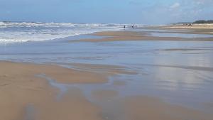 Casa Amarela próximo ao mar com mesa de Sinuca, 100 mts - 2 km do centro