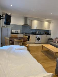 Spacious Two Double Bedrooms Flat, H 5