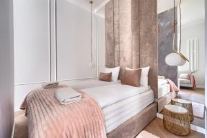 MARGI Aura LUX LARGE and VERY GLAM Studio