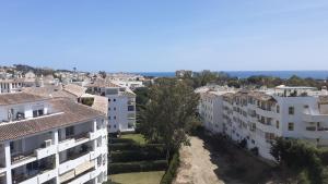 APARTAMENTO- ATICO EN MIJAS COSTA , CON PISCINA.