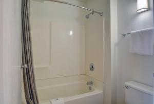 Quadruple Room - Disability Access - Roll in Shower room in Motel 6-Wethersfield CT - Hartford