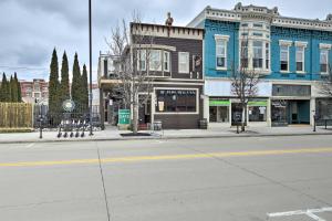 Dtwn Sheboygan Apt Above Local Bar!