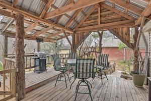 obrázek - Rustic and Secluded Retreat with Deck on 2 Acres!