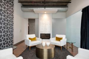 Jeffjack Heated Pool Penthouse in Chicagos West Loop