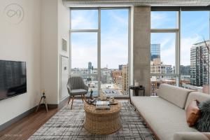 Jeffjack Heated Pool Penthouse in Chicagos West Loop