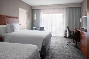 Deluxe Two Doubles room in Sonesta Select Phoenix Camelback